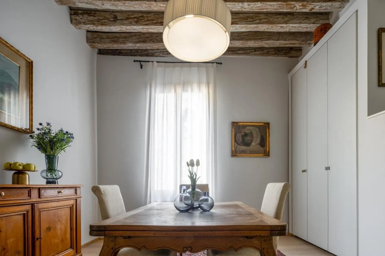 Miracoli Apartment With View On The Canal R&R Venice Italy