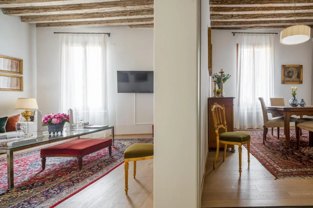 Miracoli Apartment With View On The Canal R&R Venice Italy