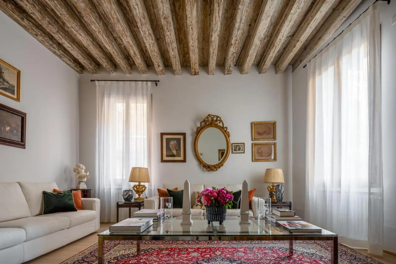 Miracoli Apartment With View On The Canal R&R Venice