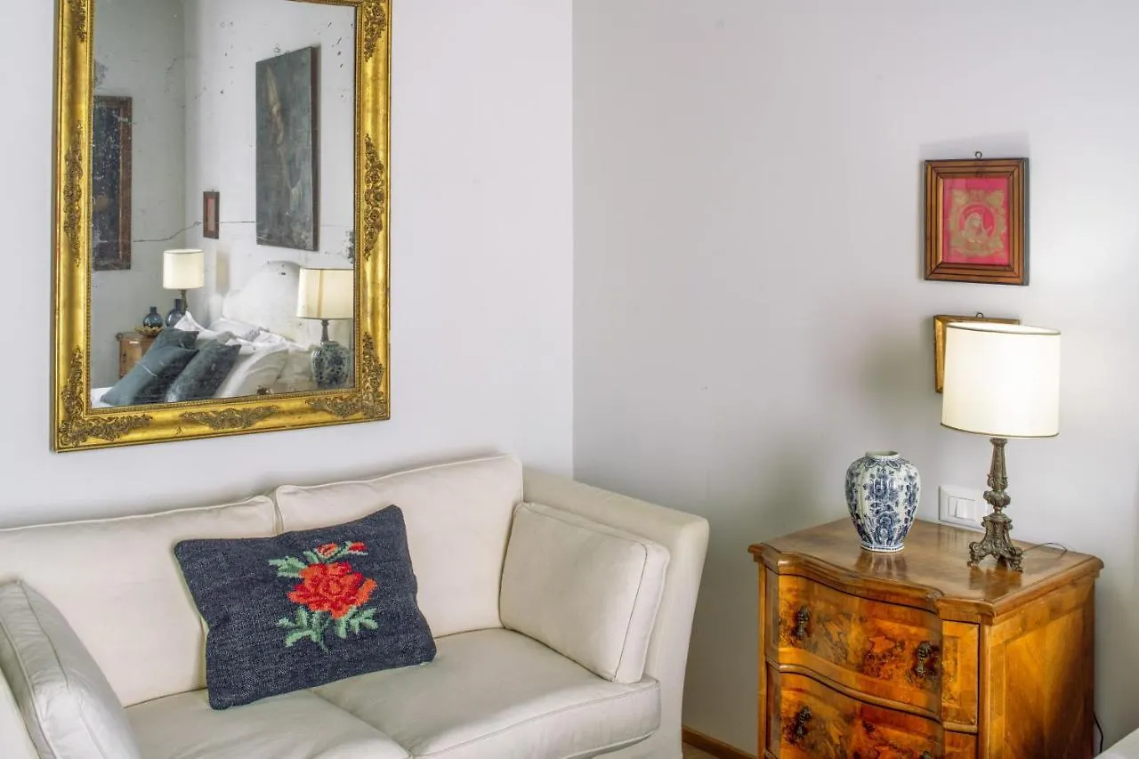 Miracoli Apartment With View On The Canal R&R Venice Italy