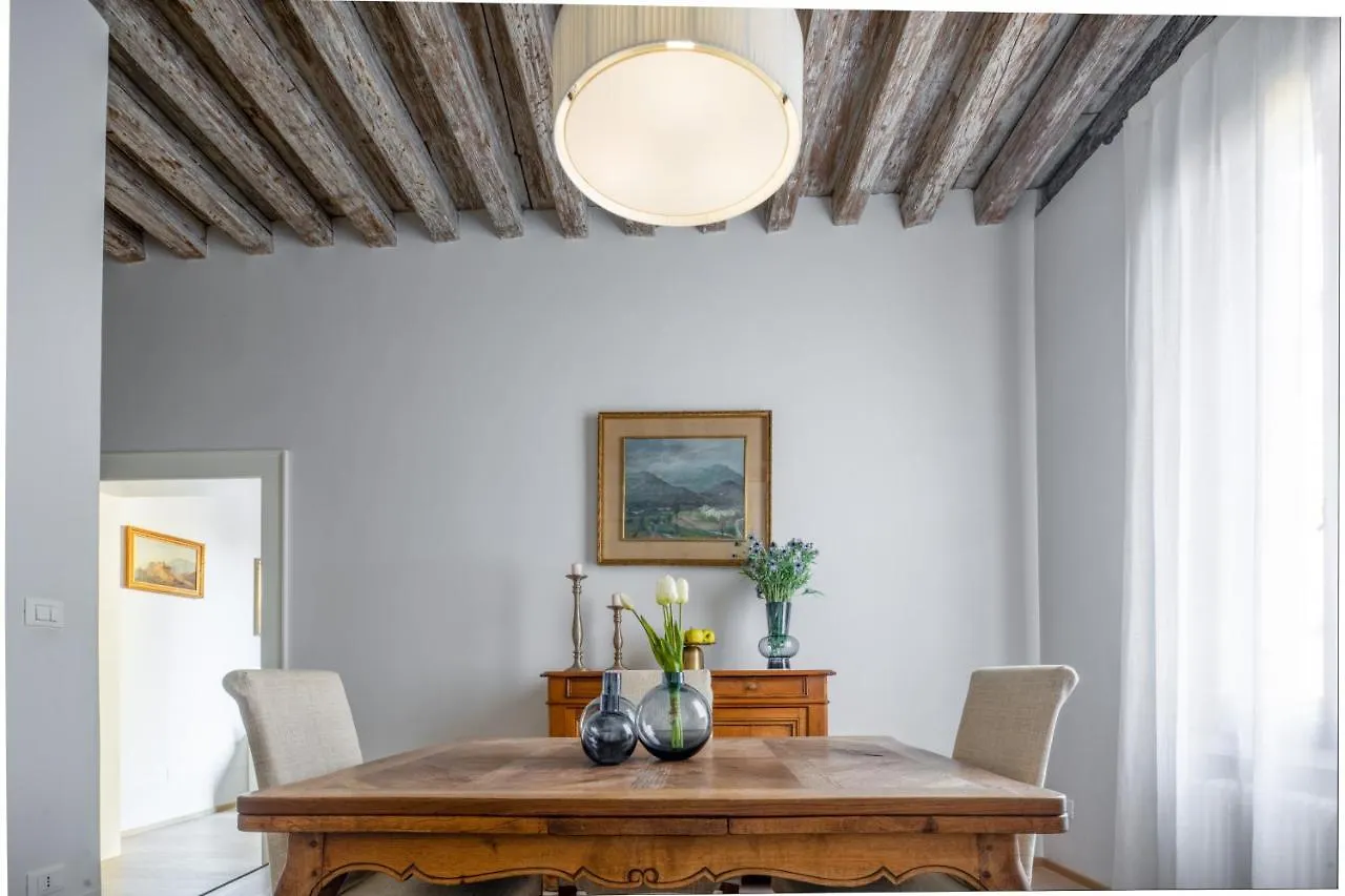 Miracoli Apartment With View On The Canal R&R Venice Italy