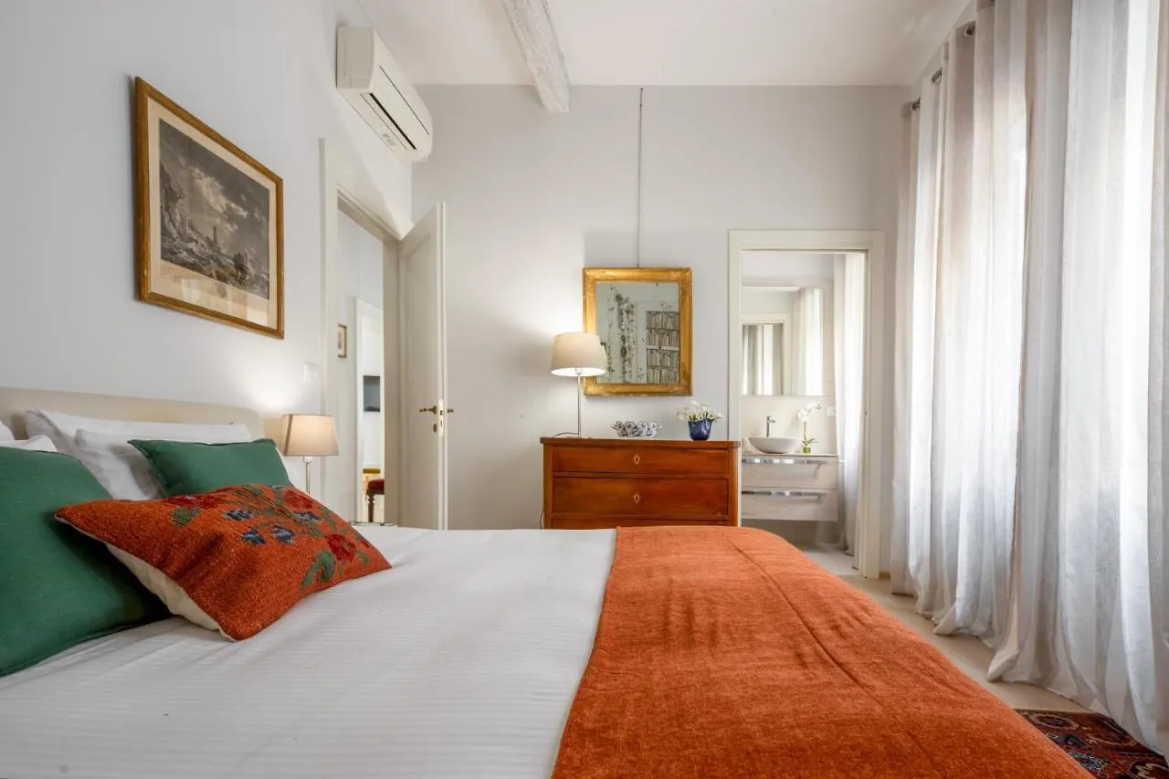 Miracoli Apartment With View On The Canal R&R Venice